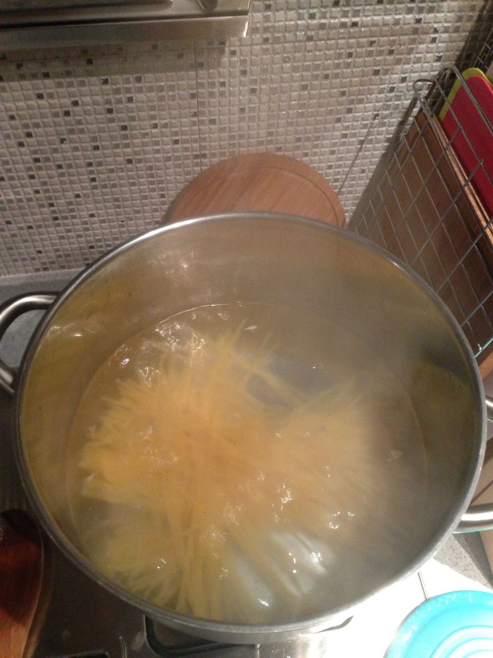 Meanwhile boil the linguine for 8-10 mins for al dente texture. Add a pinch salt into the pot.