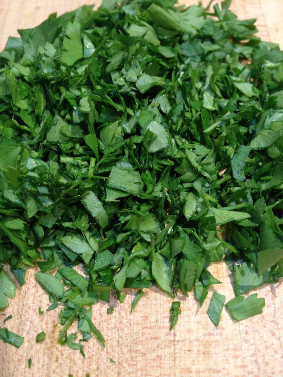 Meanwhile, chop the parsley.