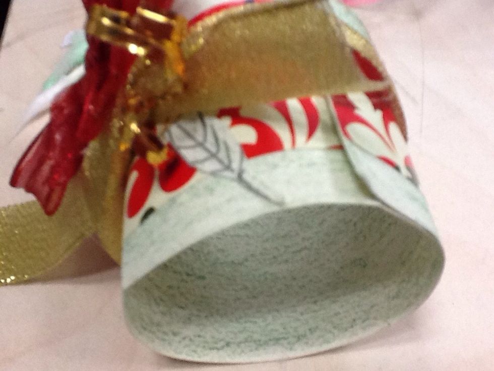 Meanwhile,glue a green leave under the wire .