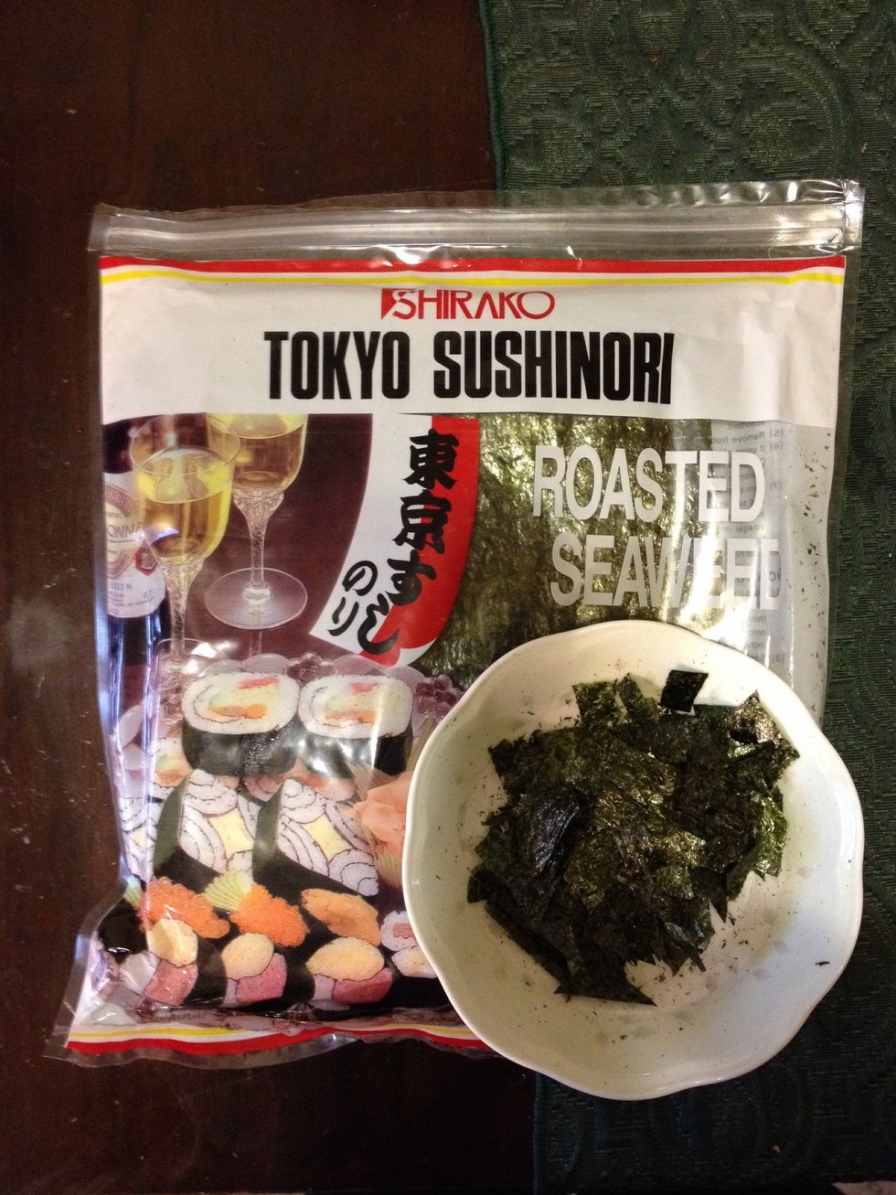 Meanwhile I chopped some roasted seaweed which I'm going to add in the noodle at the end.