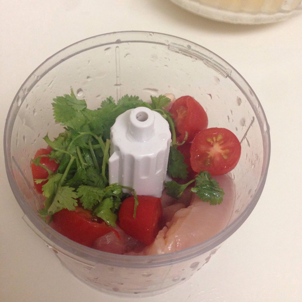 Meanwhile, let's prepare our filling. You can use meat, chicken breast or lamb. Today I used chicken thigh. I grind it with garlic, cilantro, and cherry tomatoes.