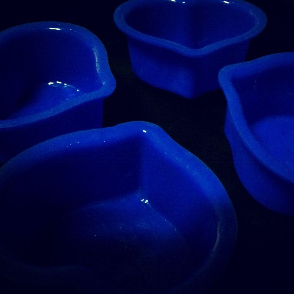 Meanwhile, oil the cupcake containers and place them in the hot oven for seconds.