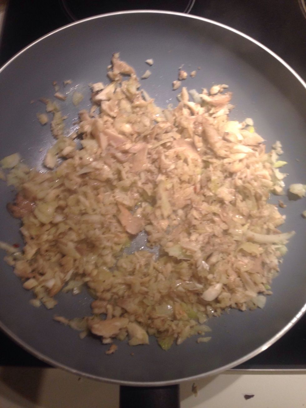 Meanwhile on a large skillet drizzle some olive oil then add chopped onion, garlic and mushrooms\ud83d\udc4d