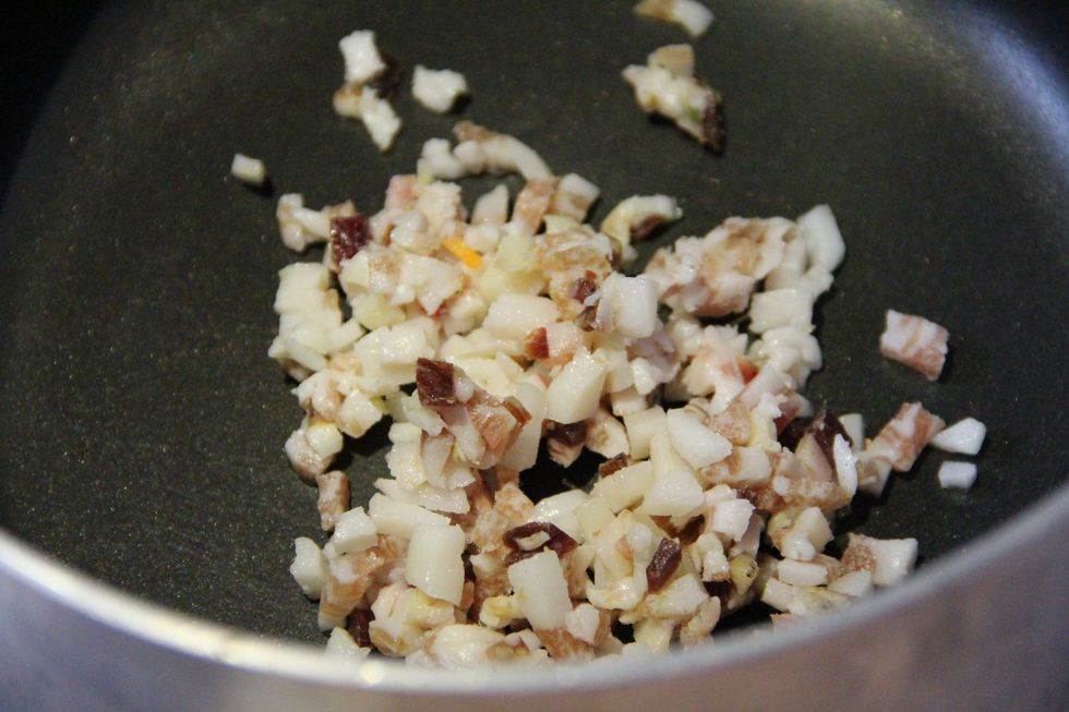 Meanwhile place in pot your pieces of bacon (pork cheek) and make cook for a few minutes