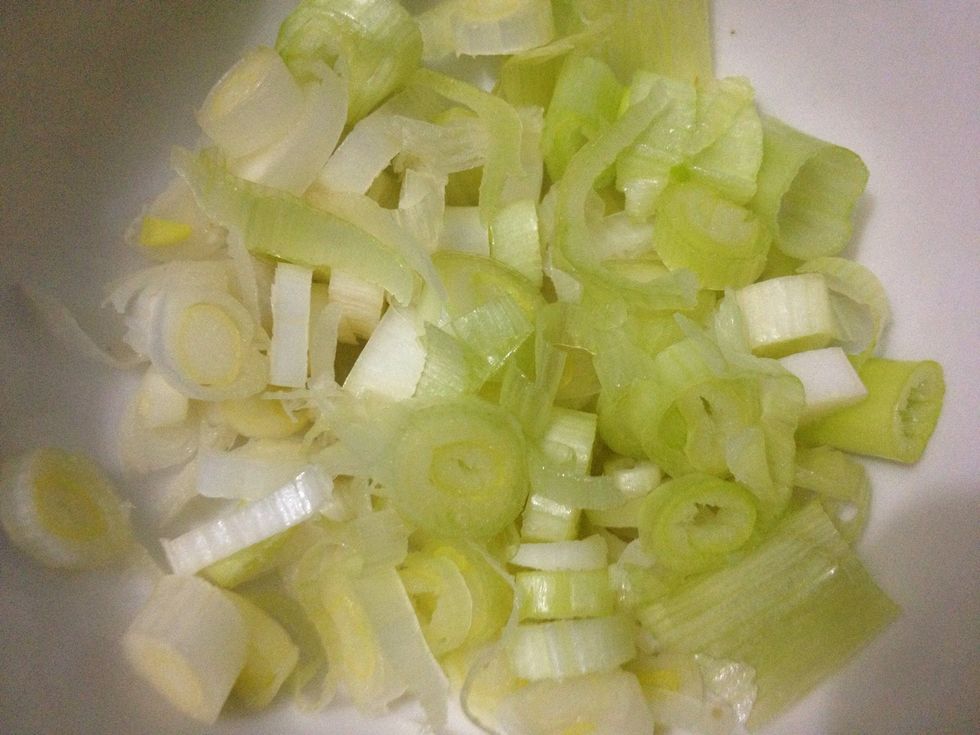 Meanwhile, prepare and finely sliced 1-2 scallions