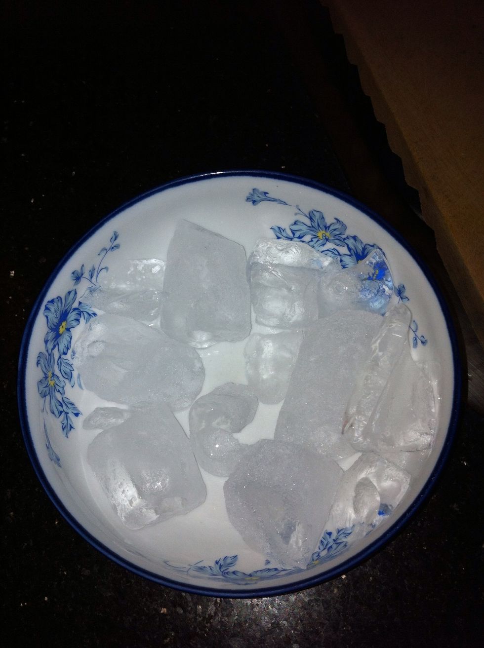 Meanwhile, prepare ice. Put in a bowl, and fill in the water.