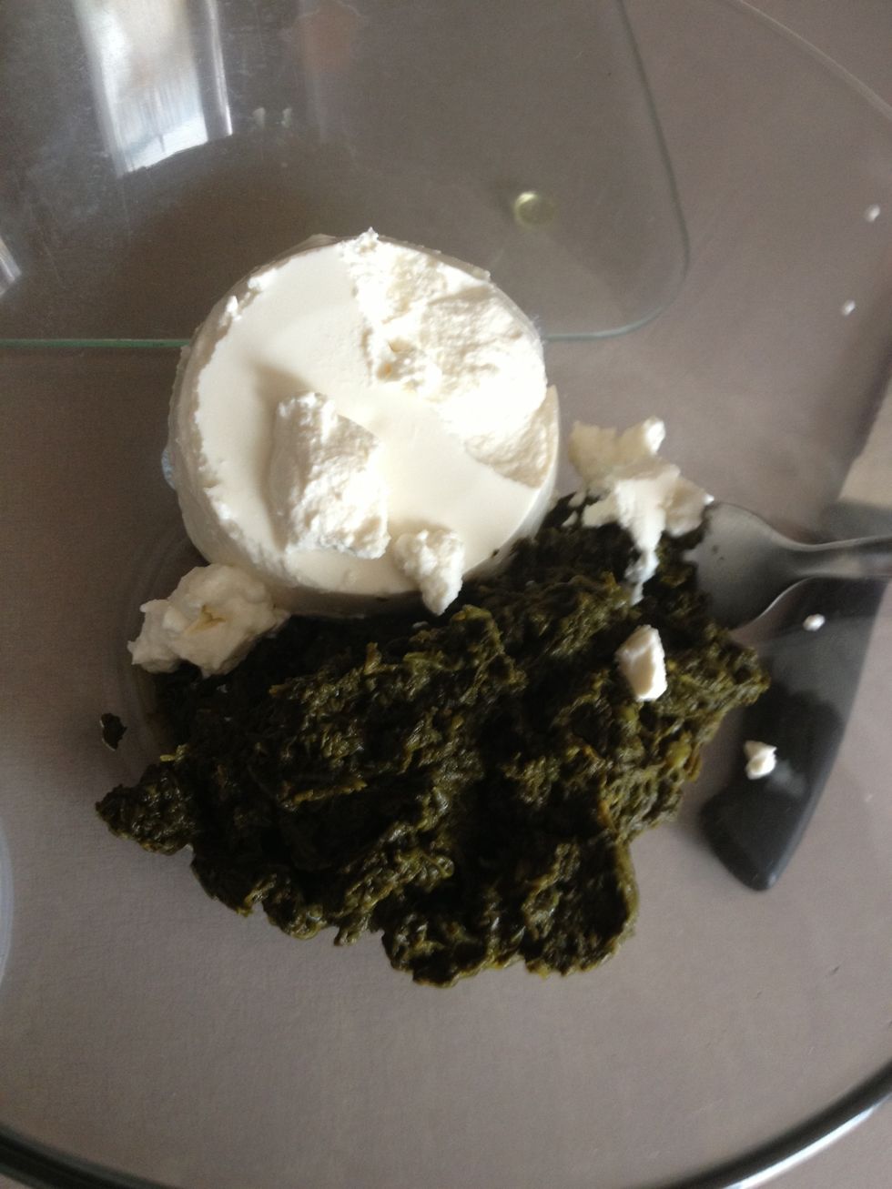Meanwhile, put the ricotta and spinach together in the bowl.