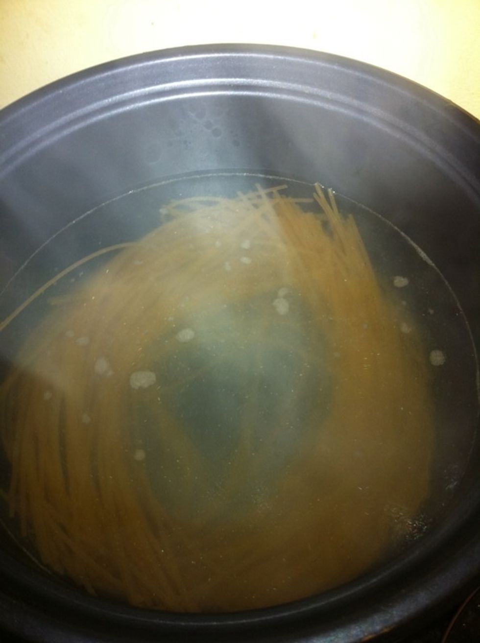 Meanwhile put the water to boil. Once it's boiling, add 2tbs of sea salt to the water and 200gr of whole wheat spaghetti.