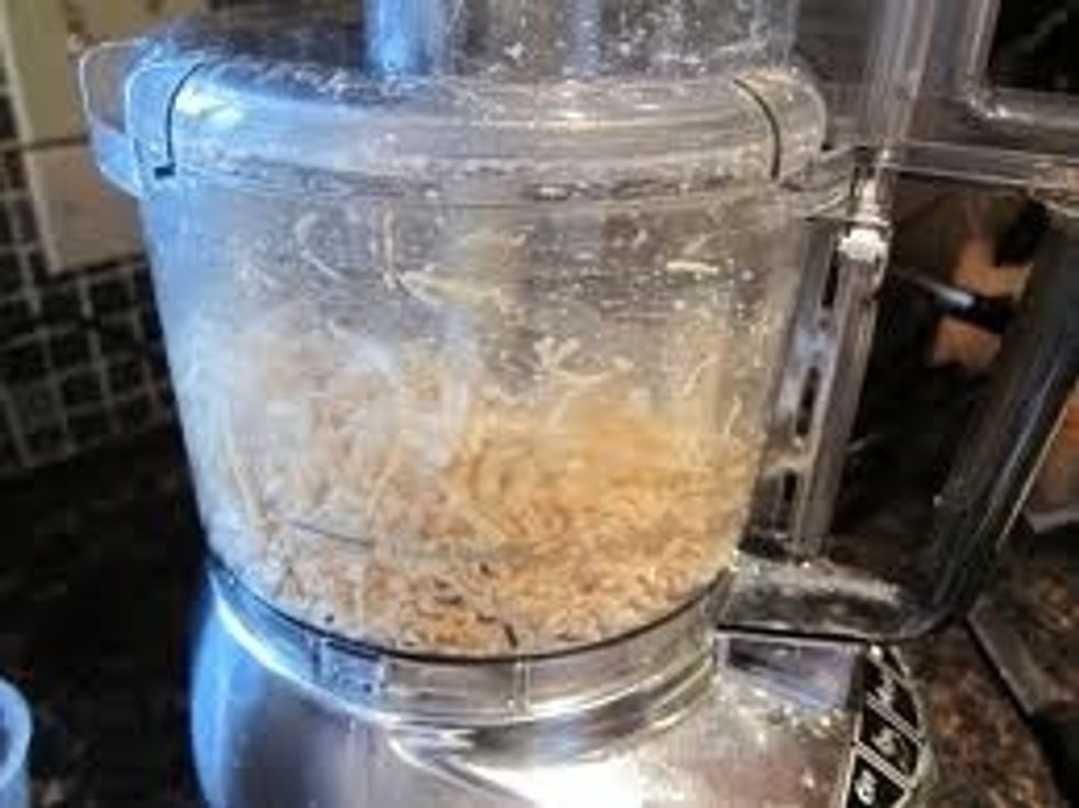 Meanwhile put your pieces of chicken in a food processor ( you can also use a meat grinder or blender) and grind it until it is finely chopped.