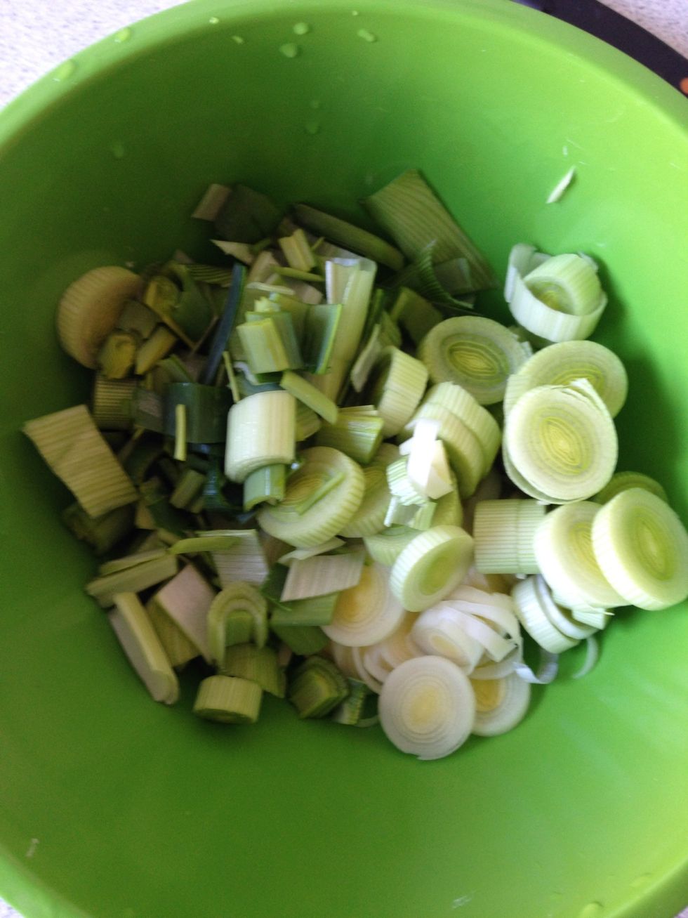 Meanwhile wash and chop the leeks.
