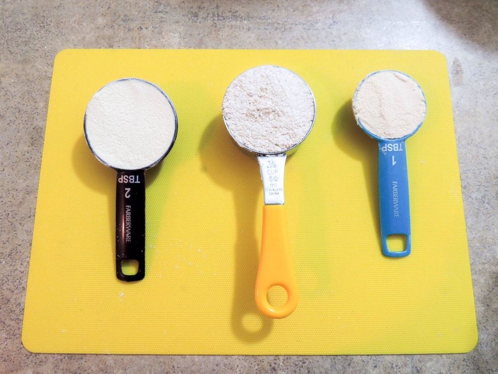 Measure 1/4 cup oat flour, 1 Tablespoon coconut flour, 2 Tablespoons whey protein powder (i used vanilla flavored one)