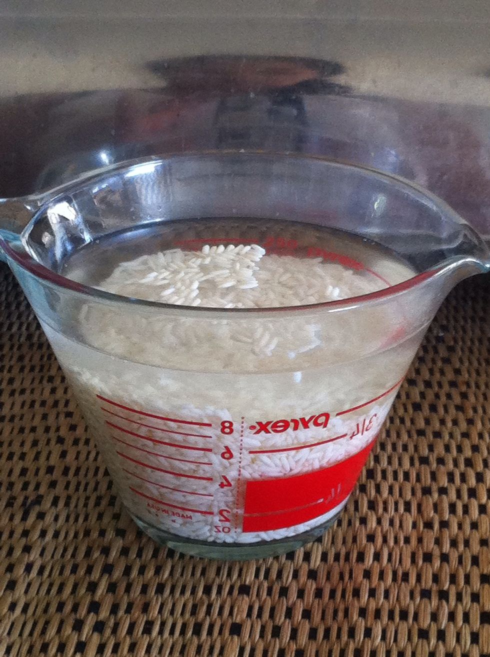 Measure 1 cup of rice and soak in water for 30 minutes