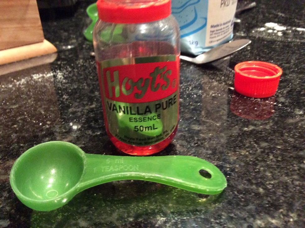 Measure 1 teaspoon of vanilla essence
