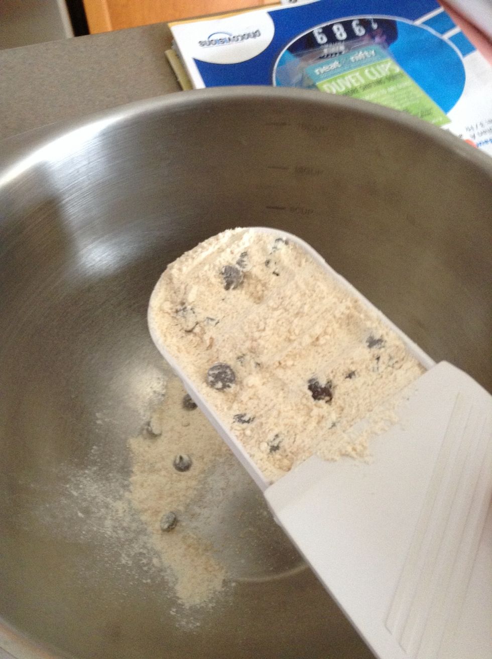 Measure 2 1/2 cups of the mix and place into bowl. make sure it's leveled off.