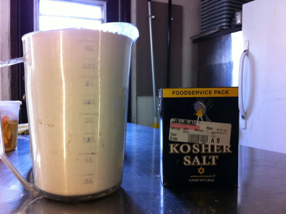 Measure 2.5 litres of flour or 5 cups and add 2 tbsp of salt.