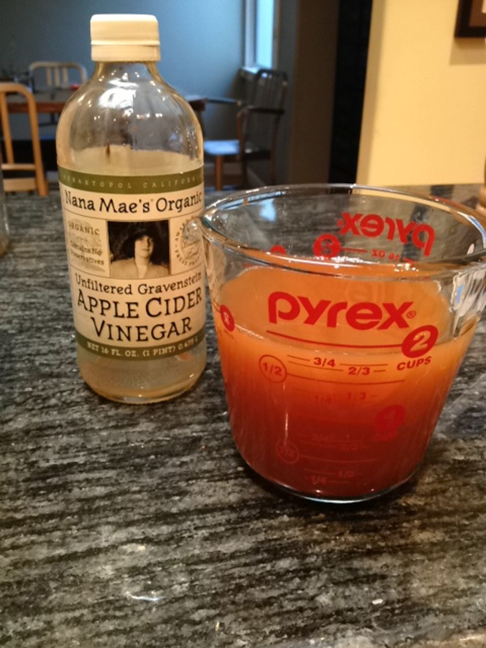 Measure 2 cups if apple cider vinegar .