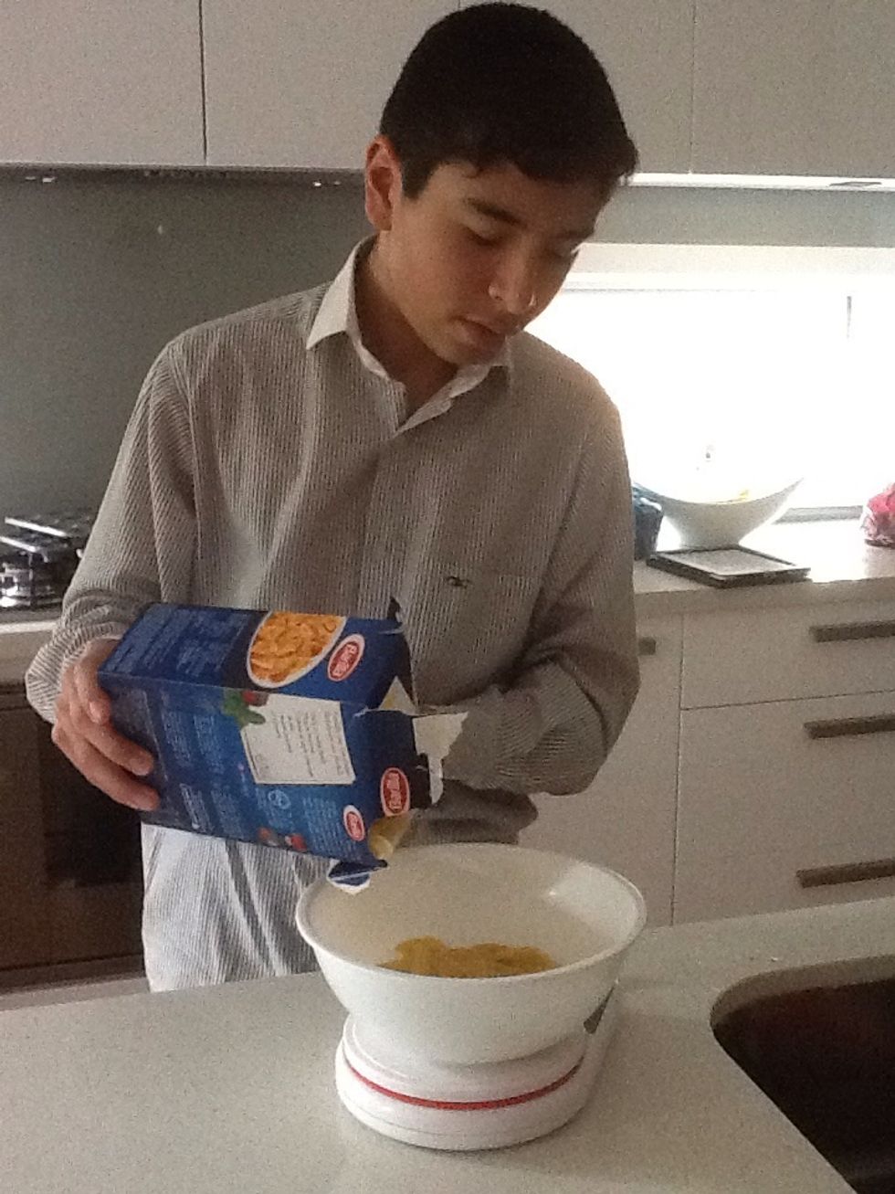 Measure 300 grams of pasta into a bowl.
