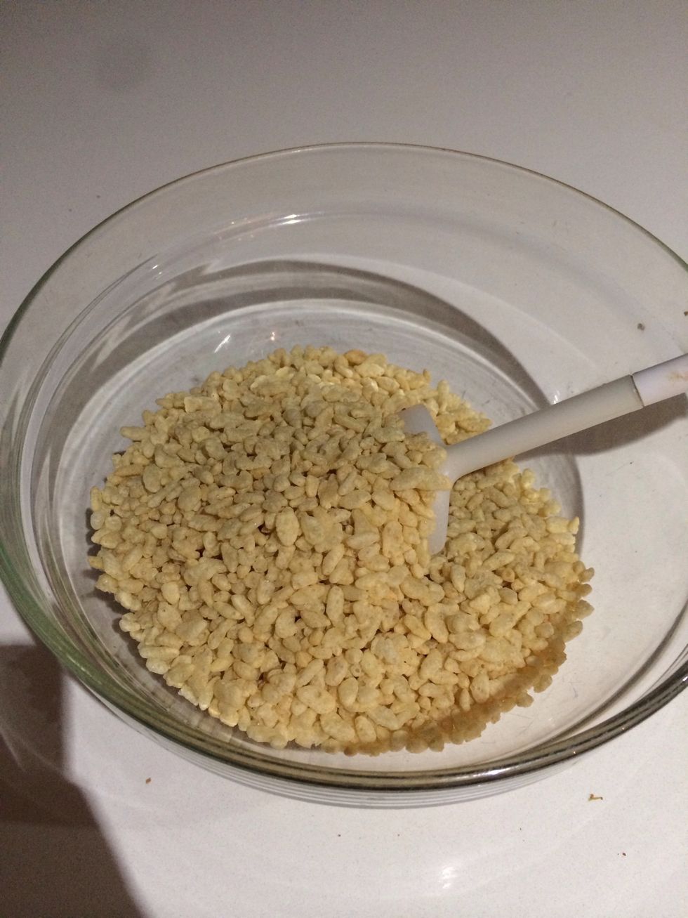 Measure 4 cups of rice bubbles and place it into a large bowl.