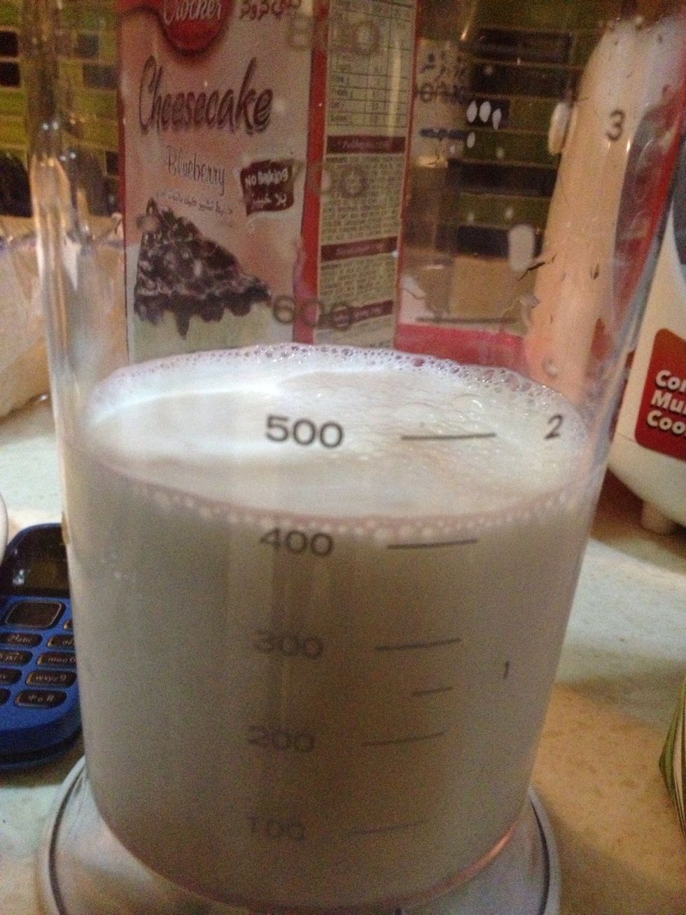 Measure 400ml milk