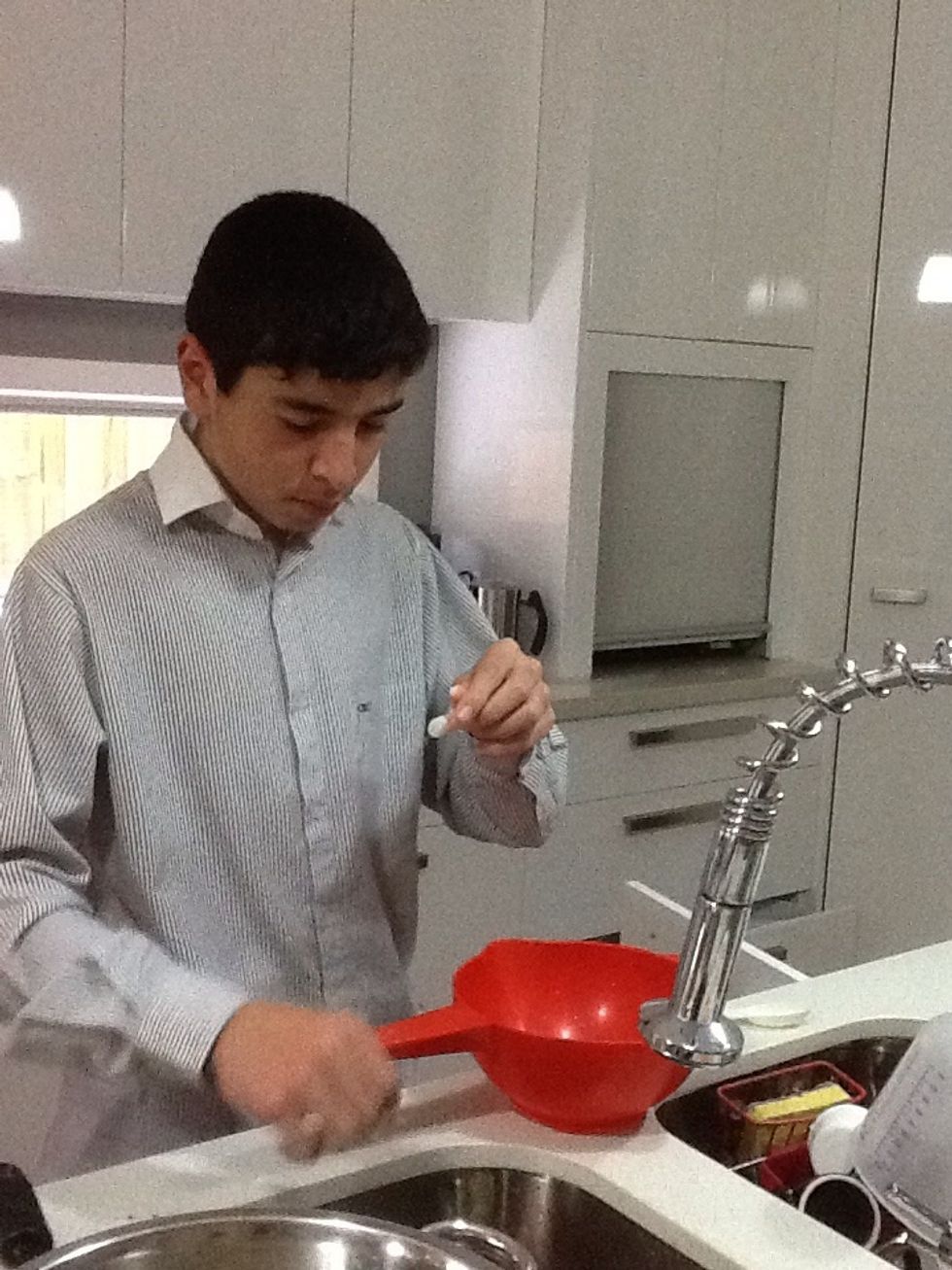 Measure 750 grams of prawns. After measuring the prawns, remove the shells and devein. Rinse and drain prawns under cold water.