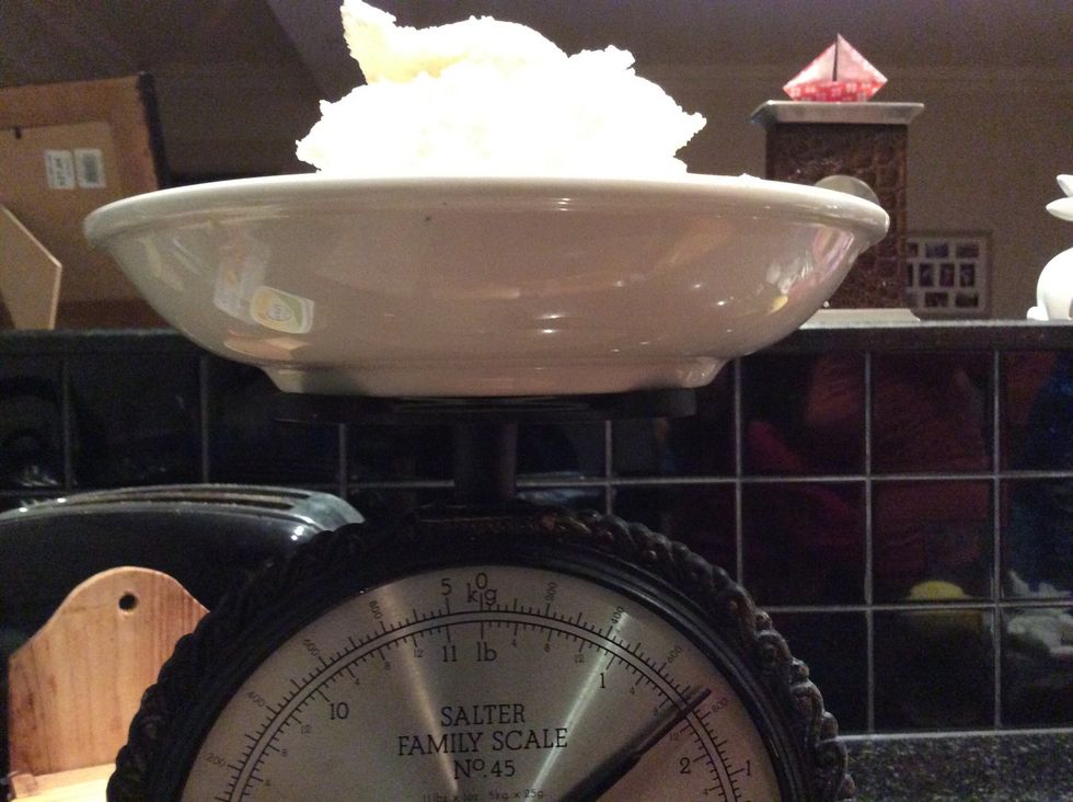 Measure 750g of ricotta
