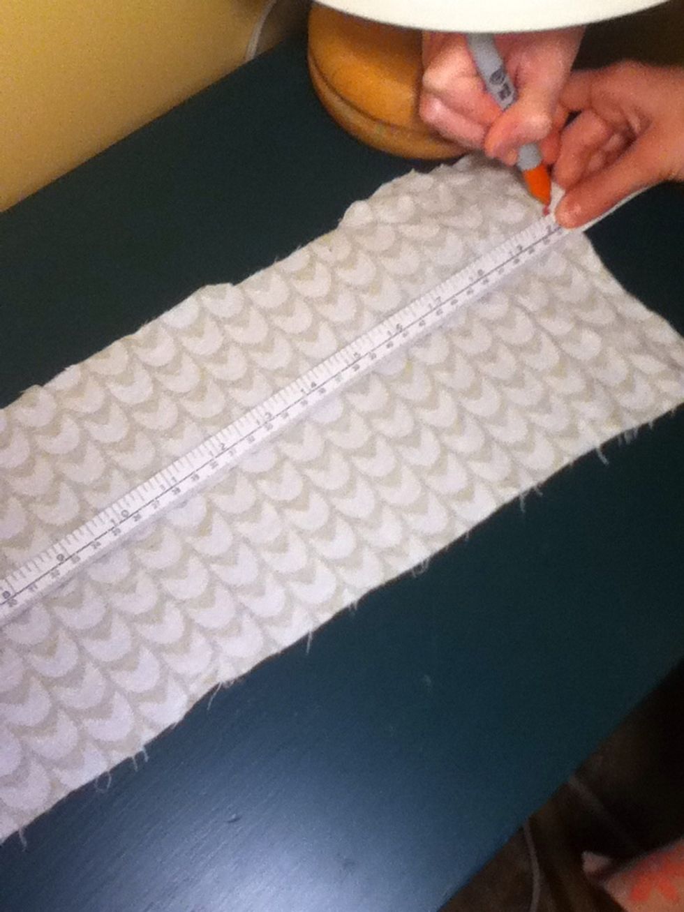 Measure a rectangle of 50x10 centimeters ! (put your fabric upside down if you don't want to see the pencil marks ;)