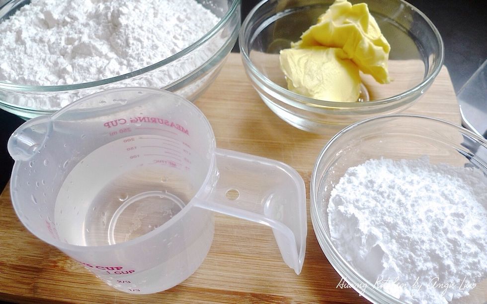 Measure ingredients to make the WATER dough. Details of ingredients in supplies of snapguide or please access http://www.huangkitchen.com/plum-blossom-mooncakes/ for more details.