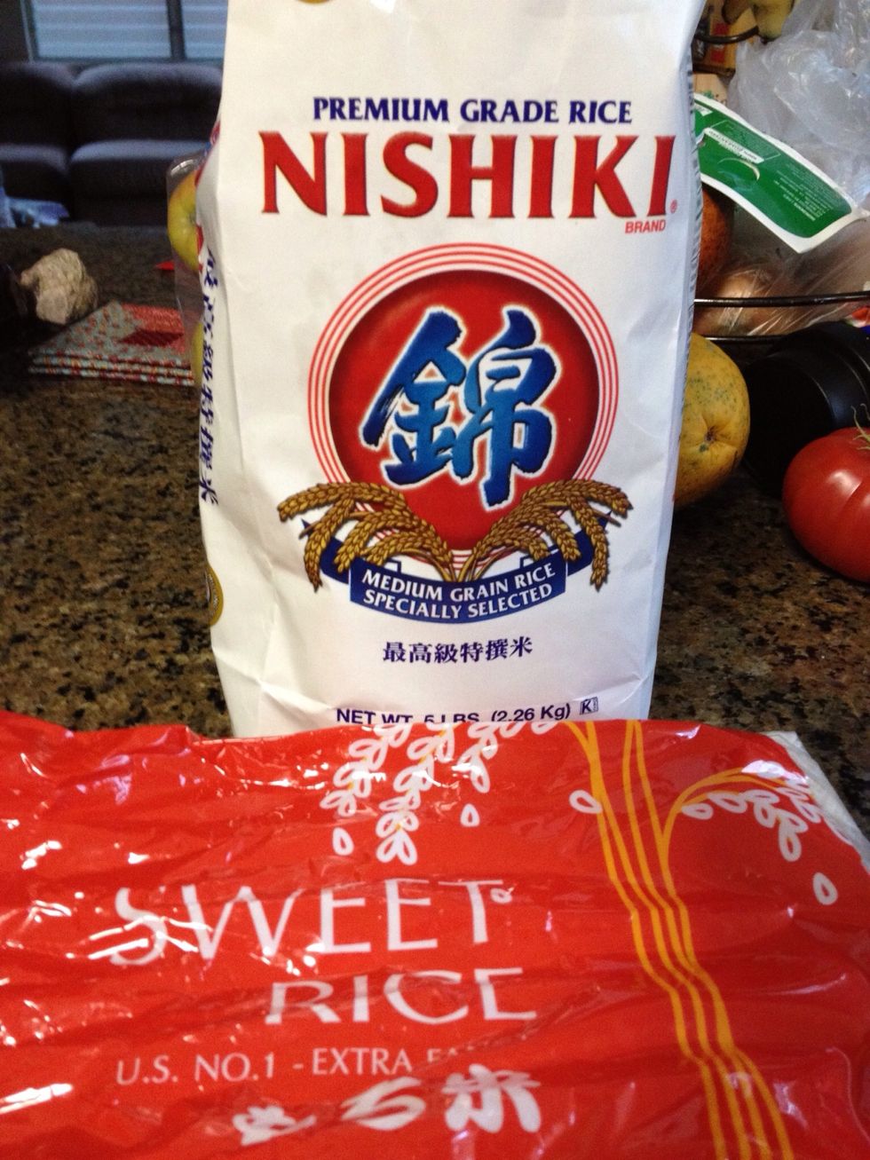 Measure out 1/4 cup of sushi rice and 1/4 cup of mochi rice.