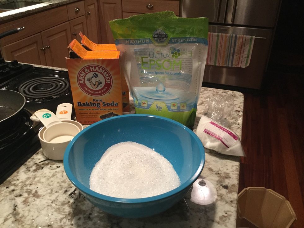 Measure out 1 cup of baking soda, 1/2 of citric acid, and 1/2 cup of Epsom salts, and combine all of these dry ingredients in one bowl.