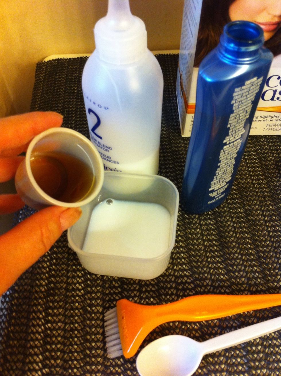 Measure out 15 ml of both liquids in small container. Mix well with plastic spoon. You can use more or less if needed just make sure you use equal amounts.