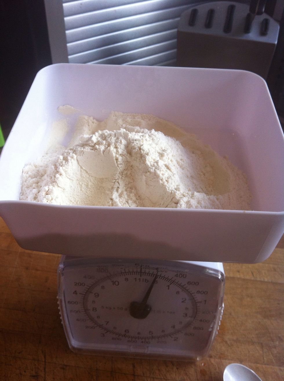 Measure out 7 oz/200 grams of self raising flour, add 1 level teaspoon of baking powder to the flour.