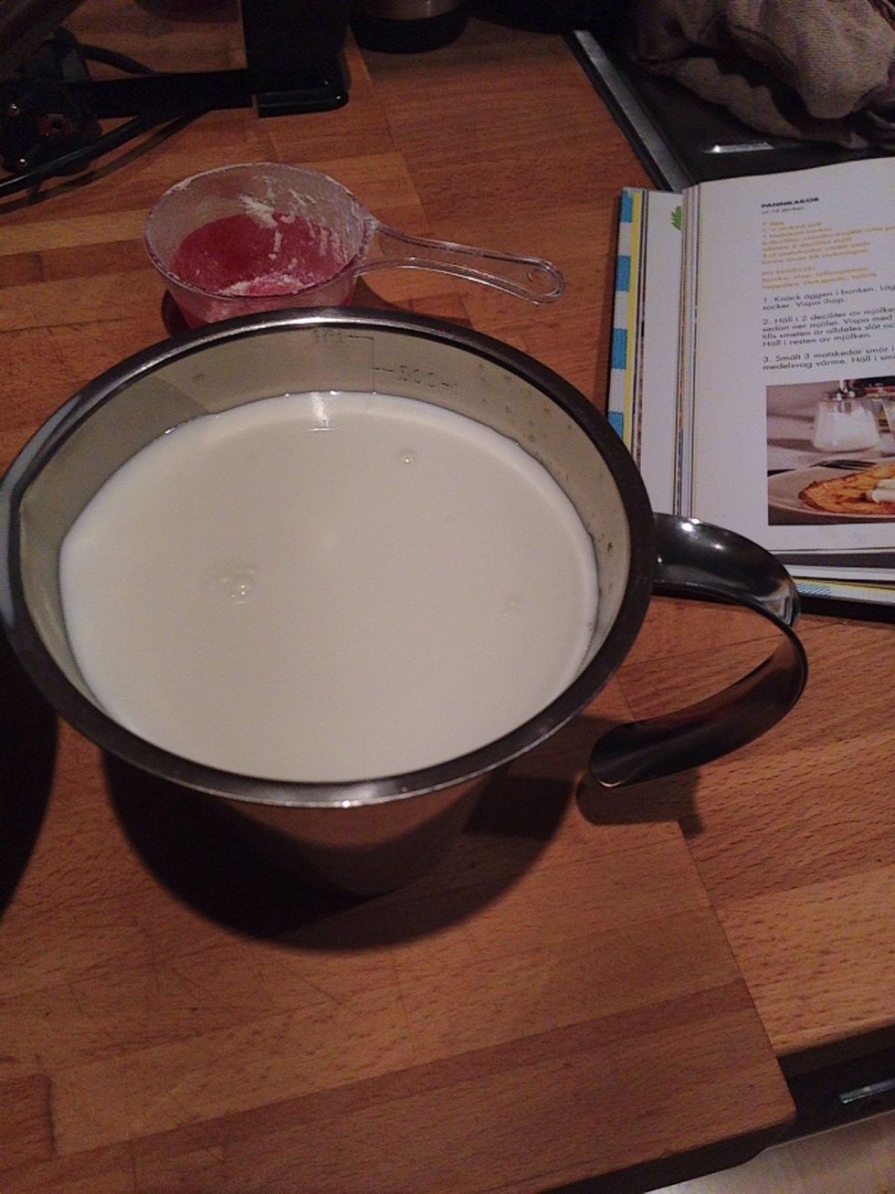 Measure up 6 dl milk and mix it down in the batter.
