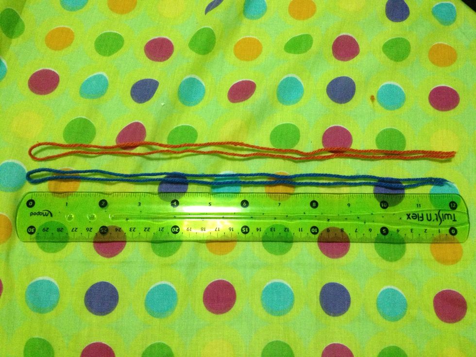 Measure your yarn(s). If you're gonna use 1 colored yarn, measure it to 4 ft. If you're gonna use 2 colored yarns, measure it to 2 ft each. 1 to 12 inches twice is 2 ft.