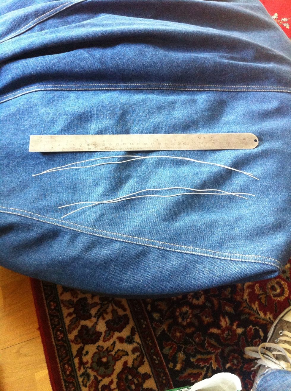 Med 1,0 mm tr\u00e5den Klipp ut 2 st tr\u00e5dar 30 cm och 2 st tr\u00e5dar 25 cm.