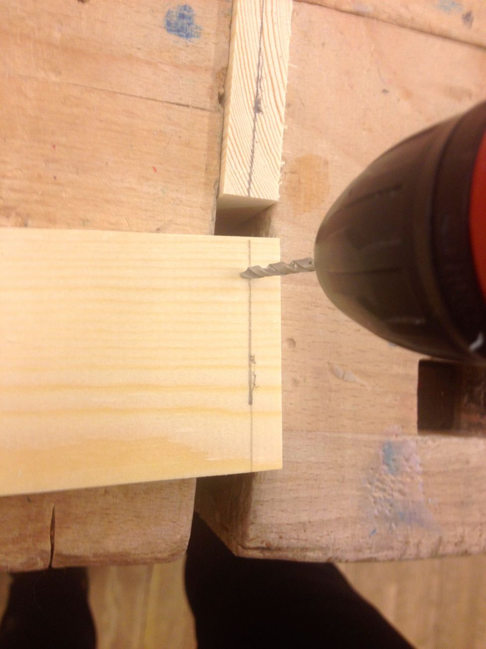 Med ett borr som \u00e4r lika tjockt eller n\u00e5got tjockare \u00e4n skruven, f\u00f6rborrar du i den \u00f6vre tr\u00e4biten.