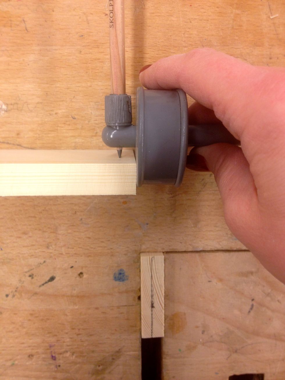 Med samma m\u00e5tt drar du en linje med strykm\u00e5ttet p\u00e5 den andra bitens ovansida.