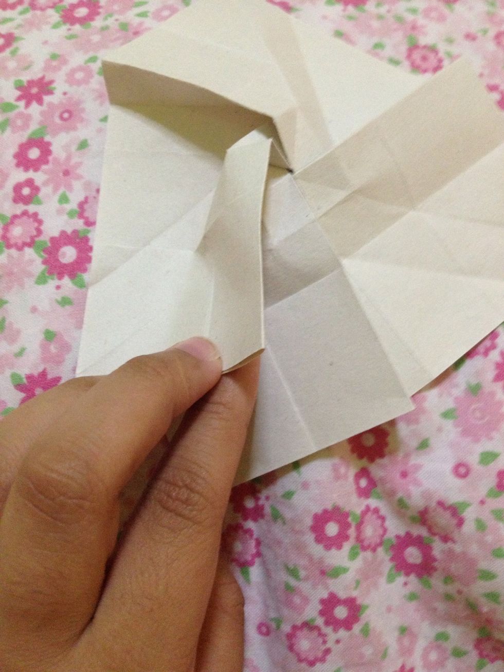 Meet this left fold to the right fold. Do the same on the other remaining parts.