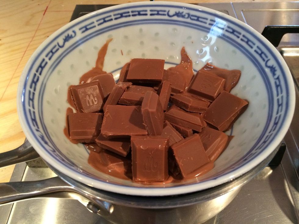 Melt 200 g of milk chocolate over a water bath.