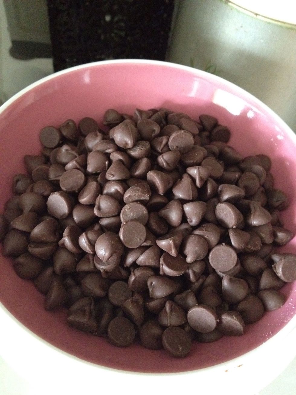 Melt 250g of Butter in a pot, then add in 200g of Chocolate, mix until they combine! Remember to stir and don't boil the mixture!