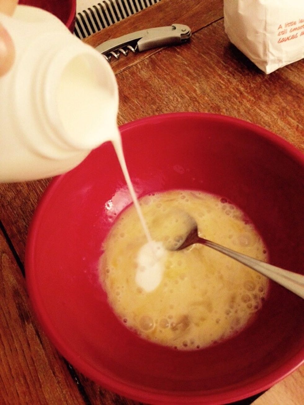 Melt 50g of butter and let cool lightly. Mix the butter, egg and the milk.