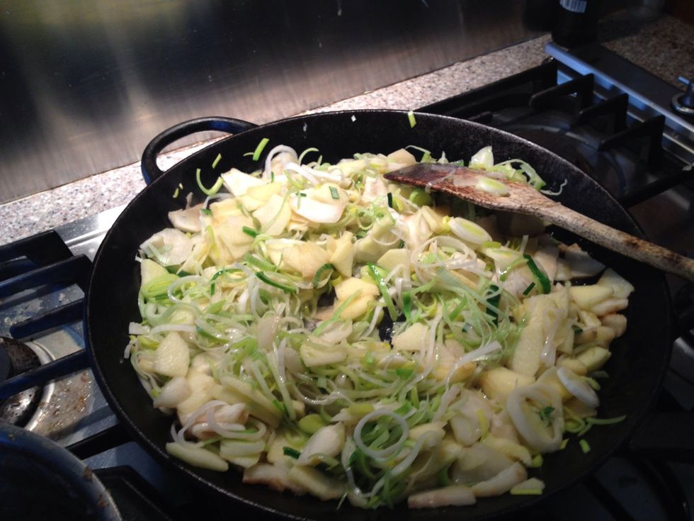 Melt butter on frying pan. Add veggies. And fry for 2 min.