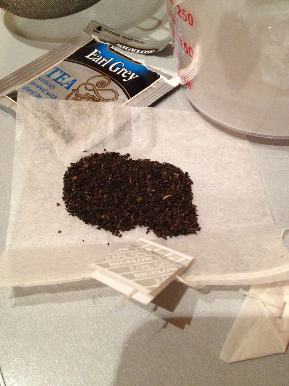 Melt butter together with tea leaves.