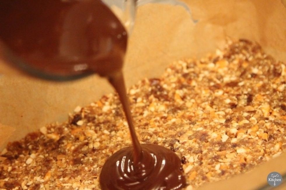 Melt coconut oil and dark chocolate together and pour on to the pretz-nut base.