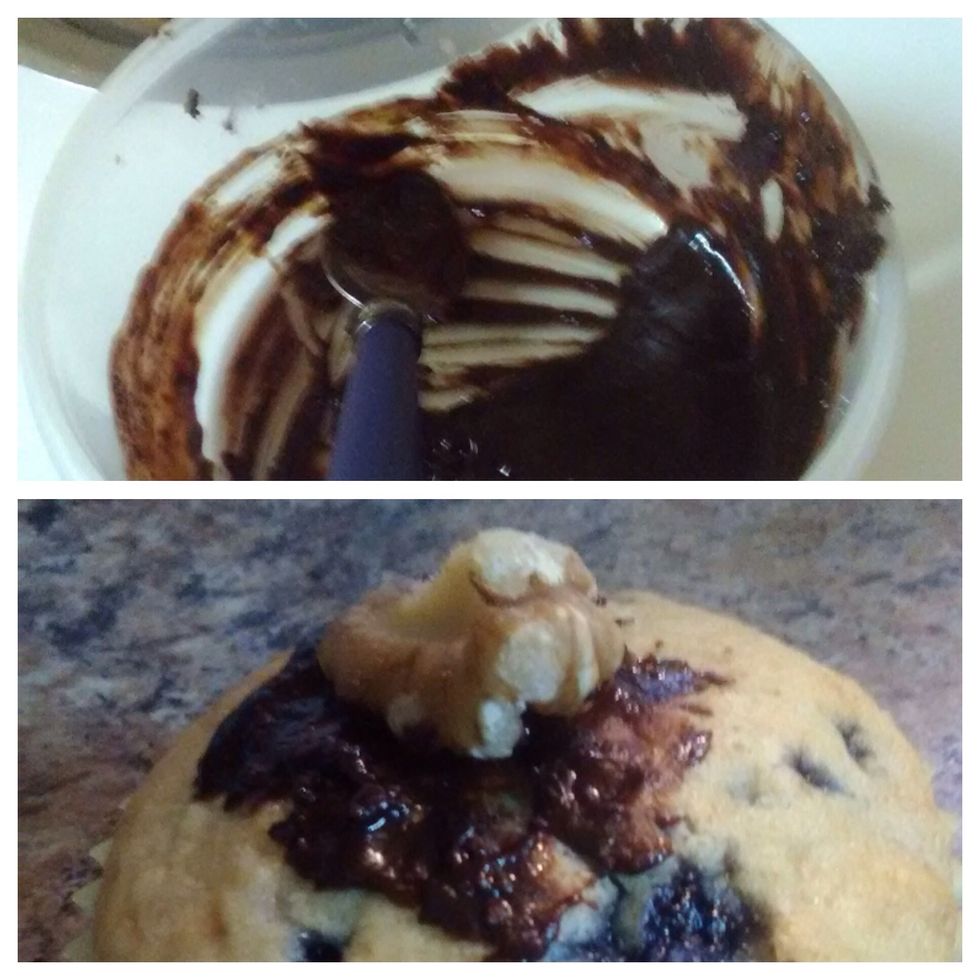 Melt some chocolate chips and spread some chocolate over the top. After adding the chocolate, finish with a walnut on top. If the chocolate is stiff, add water and stir it together.