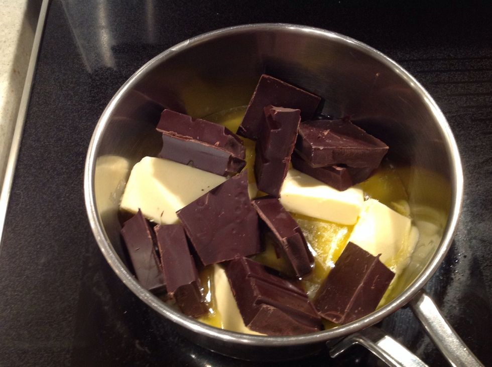 Melt the butter and chocolate, whisk and set aside to cool.