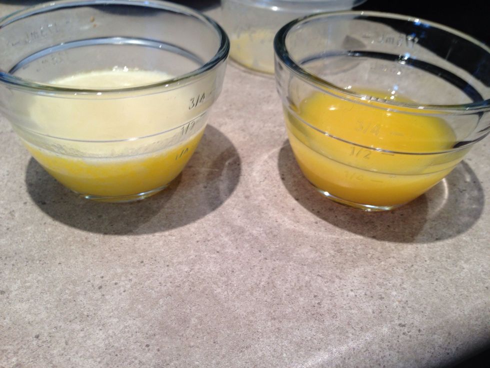 Melt the butter and mix it together with the orange juice.