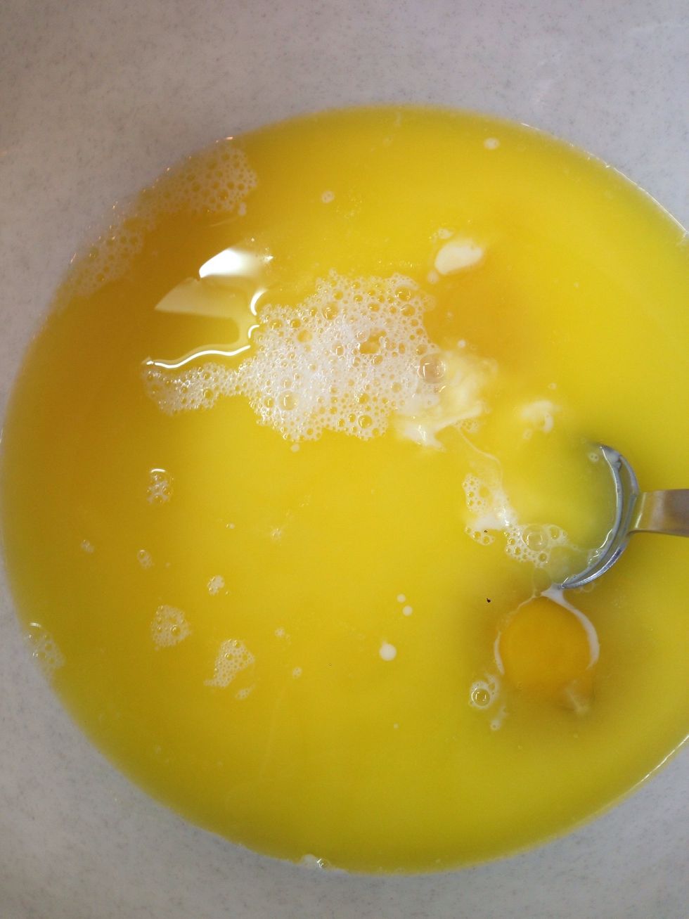 Melt the butter and put it in another bowl with the milk, sugar and eggs.