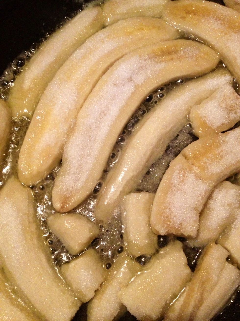 Melt the butter in a frying pan, arrange the banana slices, cook a few minutes on one side and sprinkle with sugar.