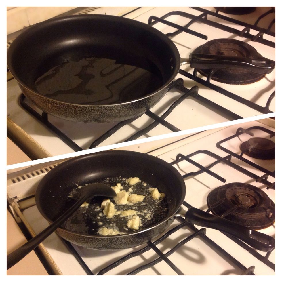 Melt the butter in a pan, then add the cheese. Mix butter and cheese utill they become uniform.