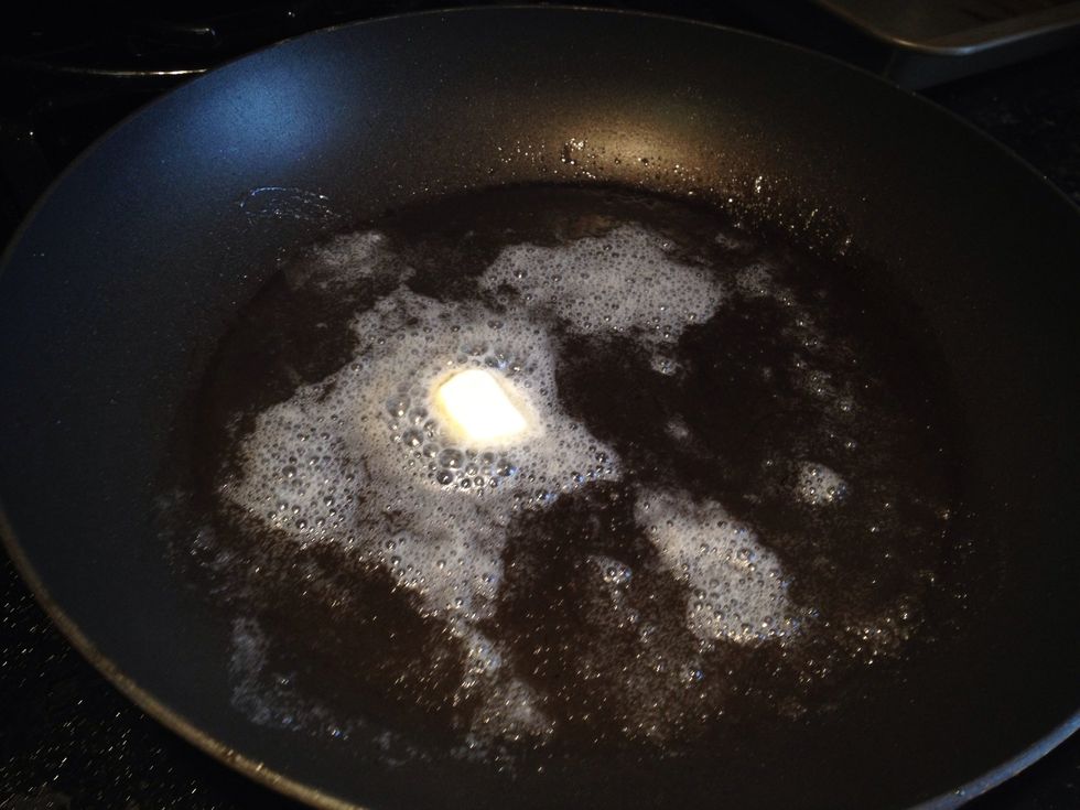 Melt the butter in the pan.